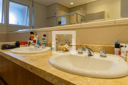 Apartamento à venda com 235m², 4 quartos e 4 vagas Apartamento à venda com 235m², 4 quartos e 4 vagasBanheiro da Suíte 1