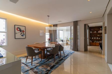 Apartamento à venda com 235m², 4 quartos e 4 vagas Apartamento à venda com 235m², 4 quartos e 4 vagasSala de Jantar