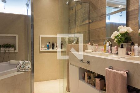 Banheiro da Suíte 1 de casa de condomínio para alugar com 5 quartos, 480m² em Parque Terra Nova Ii, São Bernardo do Campo