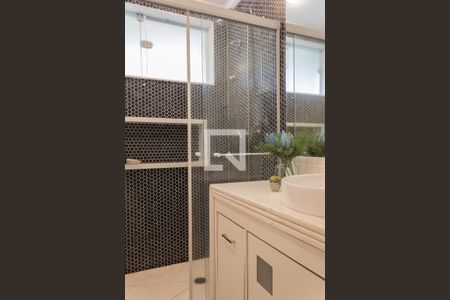 Casa de condomínio para alugar com 480m², 5 quartos e 6 vagasBanheiro da Suíte 2