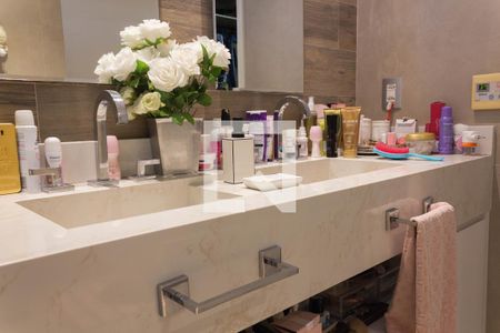 Casa de condomínio para alugar com 480m², 5 quartos e 6 vagasBanheiro da Suíte 1