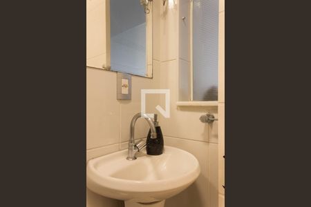 Casa de condomínio para alugar com 480m², 5 quartos e 6 vagasBanheiro da Suíte de serviço