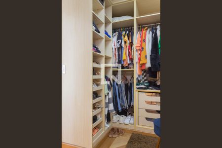 Casa de condomínio para alugar com 480m², 5 quartos e 6 vagasCloset da Suíte 1