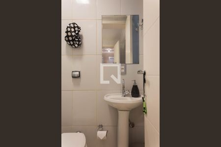 Casa de condomínio para alugar com 480m², 5 quartos e 6 vagasBanheiro da Suíte de serviço