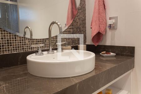 Casa de condomínio para alugar com 480m², 5 quartos e 6 vagasBanheiro da Suíte 4