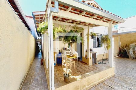 Casa à venda com 250m², 2 quartos e 3 vagasCorredor Lateral