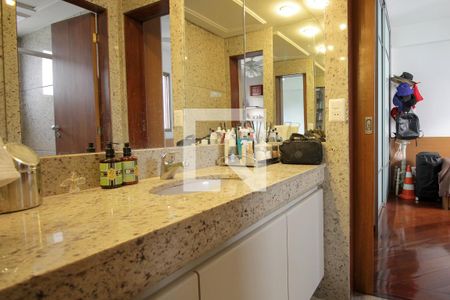 Apartamento à venda com 183m², 4 quartos e 4 vagasBanheiro das semi suites