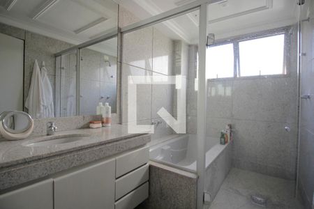 Apartamento à venda com 183m², 4 quartos e 4 vagasBanheiro da Suíte