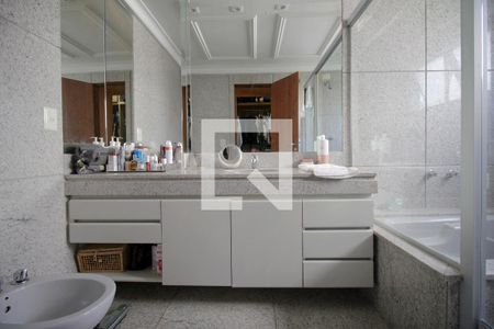 Apartamento à venda com 183m², 4 quartos e 4 vagasBanheiro da Suíte