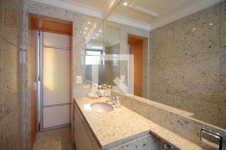 Apartamento à venda com 183m², 4 quartos e 4 vagasBanheiro da Suíte 2