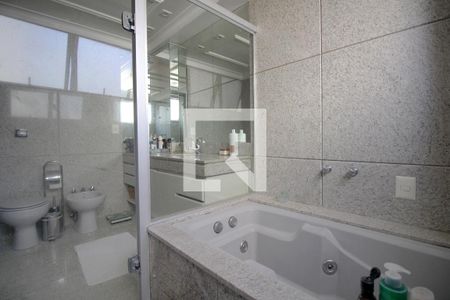 Apartamento à venda com 183m², 4 quartos e 4 vagasBanheiro da Suíte