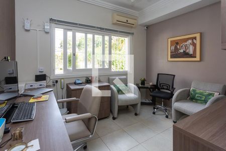 Casa à venda com 900m², 4 quartos e 8 vagasEscritório 