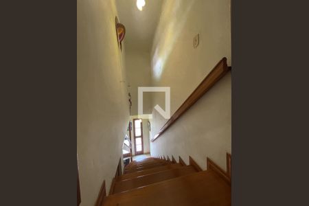 Casa à venda com 264m², 3 quartos e 5 vagas Casa à venda com 264m², 3 quartos e 5 vagasEscada