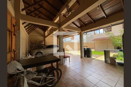 Casa à venda com 264m², 3 quartos e 5 vagas Casa à venda com 264m², 3 quartos e 5 vagasGaragem