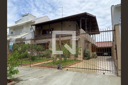 Casa à venda com 264m², 3 quartos e 5 vagas Casa à venda com 264m², 3 quartos e 5 vagasFachada