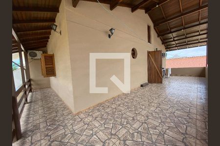 Casa à venda com 264m², 3 quartos e 5 vagas Casa à venda com 264m², 3 quartos e 5 vagasSacada