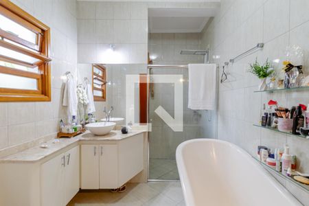 Casa à venda com 325m², 3 quartos e 4 vagasBanheiro da Suíte 2