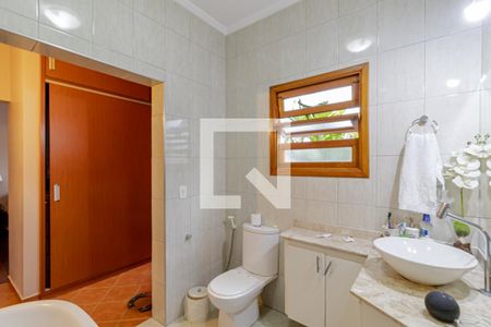 Casa à venda com 325m², 3 quartos e 4 vagasBanheiro da Suíte 2