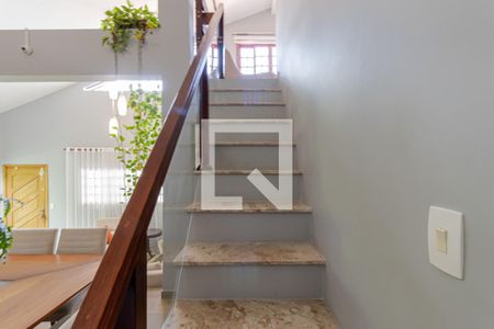 Casa à venda com 325m², 3 quartos e 4 vagasEscadas - Sala de Tv