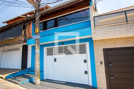 Casa à venda com 160m², 3 quartos e 2 vagas Casa à venda com 160m², 3 quartos e 2 vagasFachada