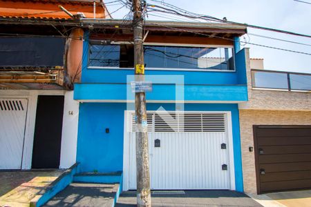 Casa à venda com 160m², 3 quartos e 2 vagas Casa à venda com 160m², 3 quartos e 2 vagasFachada