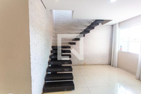 Escada de Acesso aos Quartos de casa à venda com 4 quartos, 230m² em Aparecida, Belo Horizonte