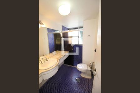 Apartamento à venda com 300m², 4 quartos e 3 vagasBanheiro da Suíte 2