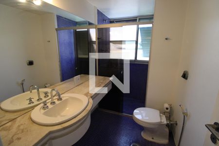 Apartamento à venda com 300m², 4 quartos e 3 vagasBanheiro da Suíte 2