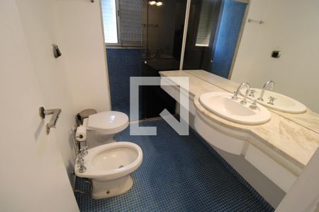 Apartamento à venda com 300m², 4 quartos e 3 vagasBanheiro da Suíte 1