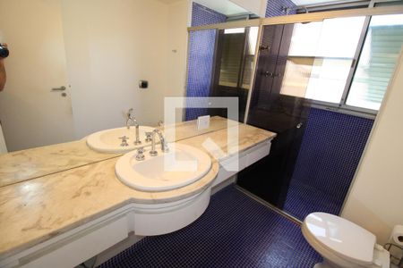 Apartamento à venda com 300m², 4 quartos e 3 vagasBanheiro da Suíte 2