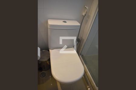 Banheiro da suíte de apartamento para alugar com 1 quarto, 212m² em Batel, Curitiba