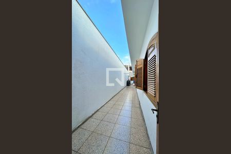 Casa para alugar com 278m², 3 quartos e 6 vagasCorredor Externo