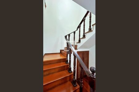 Casa para alugar com 278m², 3 quartos e 6 vagasEscada