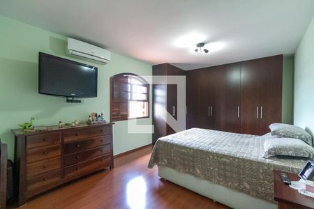 Casa à venda com 240m², 3 quartos e 4 vagasSuíte