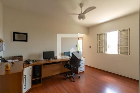 Casa à venda com 240m², 3 quartos e 4 vagasEscritório