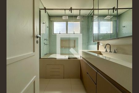 Apartamento à venda com 340m², 2 quartos e 4 vagasBanheiro Suíte 2