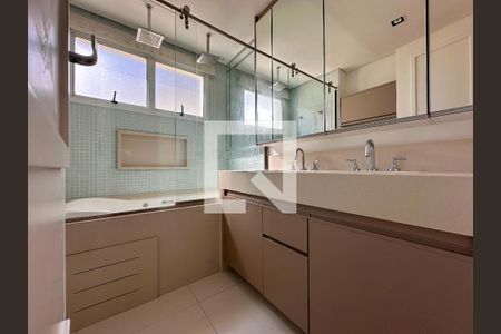 Apartamento à venda com 340m², 2 quartos e 4 vagasBanheiro Suíte 2