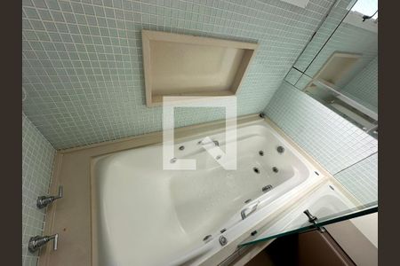 Apartamento à venda com 340m², 2 quartos e 4 vagasDetalhe Banheiro Suíte 2