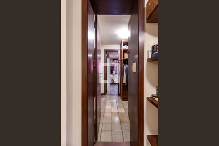 Casa de condomínio à venda com 460m², 4 quartos e 3 vagasCorredor