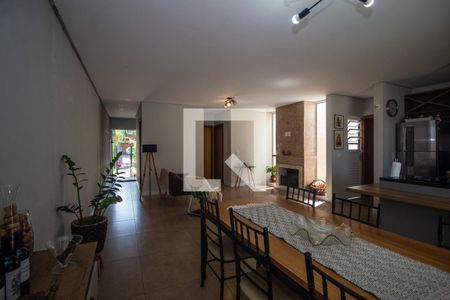 Sala de casa à venda com 2 quartos, 100m² em Guarujá, Porto Alegre