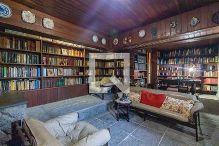 Casa à venda com 300m², 5 quartos e 4 vagasBiblioteca