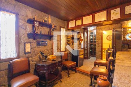 Casa à venda com 300m², 5 quartos e 4 vagasAdega