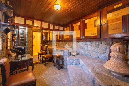 Casa à venda com 300m², 5 quartos e 4 vagasAdega