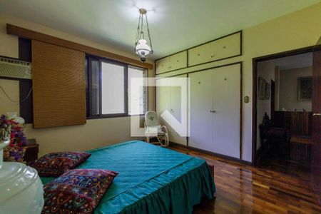 Casa à venda com 300m², 5 quartos e 4 vagasSuíte