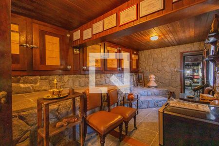 Casa à venda com 300m², 5 quartos e 4 vagasAdega