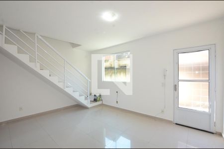 Sala de casa para alugar com 2 quartos, 80m² em Marechal Hermes, Rio de Janeiro
