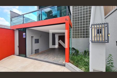 Casa para alugar com 266m², 3 quartos e 2 vagasFachada