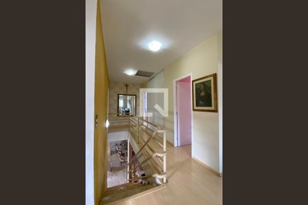 Casa de condomínio à venda com 320m², 4 quartos e 3 vagasEscada