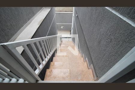 Escada de apartamento para alugar com 2 quartos, 54m² em Vila Nivi, São Paulo