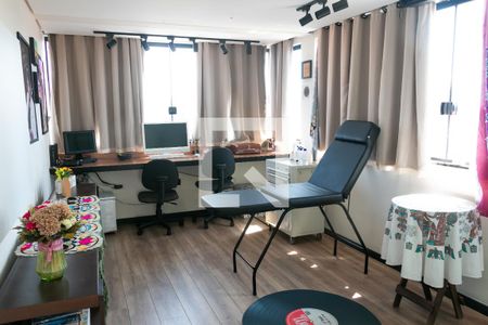 Casa à venda com 219m², 4 quartos e 2 vagasEscritório